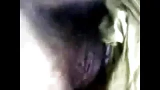 पतला लड़की में के घास का मैदान हो जाता है रखी के साथ उसके तीन दोस्तों