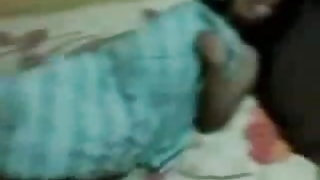 परिपक्व महिला में मोज़ा बदला पति के साथ काले साथी