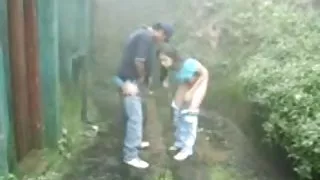 दो पड़ोसी एक साथ खींच लिया एक युवा सुनहरे बालों वाली