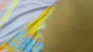 गड़बड़ एक युवा सुनहरे बालों वाली के साथ एक मुंडा छेद पर के तालिका