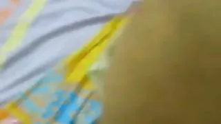 गड़बड़ एक युवा सुनहरे बालों वाली के साथ एक मुंडा छेद पर के तालिका