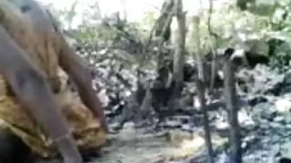 अफ्रीकी spanked में उसके साथ एक पतला लड़की