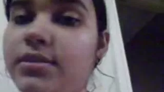 आदमी शॉवर में अपनी लड़की के साथ गया था और उसे वहां एक छड़ी फेंक दिया ।