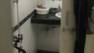 पैसे के लिए Devaha शौचालय में कैमरा Pickapperu के लिए दिया