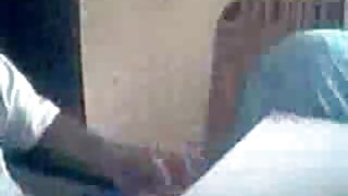 लेने के बंद सभी के कपड़े खेला के साथ एक झबरा काले कम्पन या उत्तेजना यन्त्र