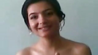 लड़की से मॉस्को किशोरी के साथ masturbates मुंडा छेद करीब ऊपर