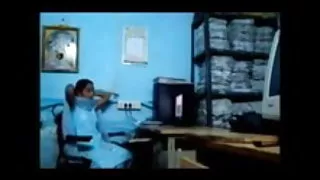 सुंदर busty वसा caresses उसके pisechku कम्पन या उत्तेजना यन्त्र