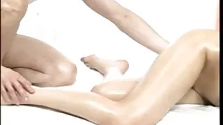 एक नौका पर एक लड़की लुढ़का और डेक पर एक मोटी डिक द्वारा एक गुदा टक्कर लगी है