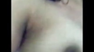 युवा लेस्बियन के साथ एक शुतुरमुर्ग fucks प्रेमिका के माध्यम से एक छेद में के होजरी में