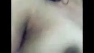 युवा लेस्बियन के साथ एक शुतुरमुर्ग fucks प्रेमिका के माध्यम से एक छेद में के होजरी में