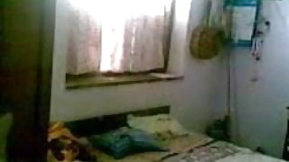 एक मोटा महिला परिचित के साथ एक युवा जोड़े