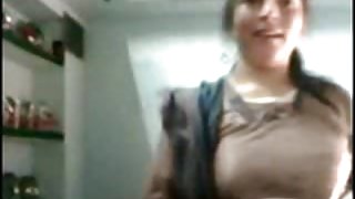 सुंदर एकल से रूसी पॉर्न स्टार स्टार Kira Quinn पर एक सफेद सोफे