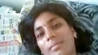 लड़की के साथ एक स्लिम आंकड़ा masturbates एक करीब-ऊपर किट्टी