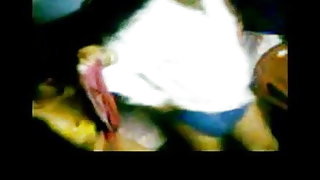 सुंदर लड़की बनाता है एक गुणवत्ता के साथ एक मुस्कान पर उसके चेहरा