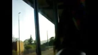 है जोकर प्रेमिका caresses उसके आदमी के एक सदस्य है और वह उसे एक मनोवैज्ञानिक वार्ड में पंगा लेना है ।