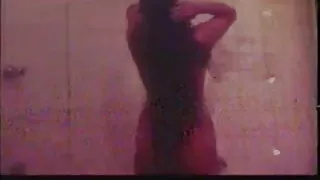 वह एक busty वेट्रेस लात मारी और उसे पैसे के लिए बाथरूम में टक्कर लगी है ।