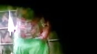 जोड़ा सगाई में एक गुदा सेक्स पर एक गर्मियों में छत