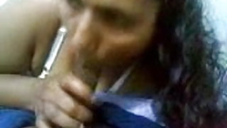 निविदा चुंबन के साथ, दोस्त एक दराँती के साथ एक श्यामला बनाया है और उसे सोफे पर धकेल दिया ।