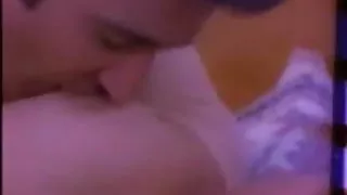 युवा आदमी fucks के बीच पैर रूसी लड़की में होजरी में