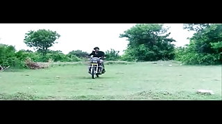 काम से इंतजार किया और आदमी को संतुष्ट युवा फैटी