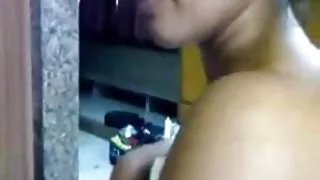 घर का बना बैंग युवा रूसी लड़की के साथ एक सुंदर खिंचाव