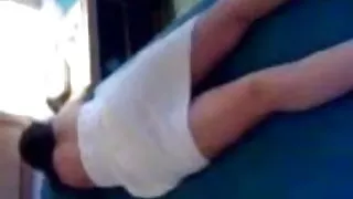 एशियाई पूरी भावना caresses के साथ लाल बालों वाली प्रेमिका के पास के पूल