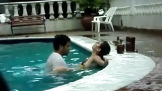 धूम्रपान लड़की के साथ की कोशिश की Pykapoperami mzhm में के झाड़ियों