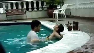 धूम्रपान लड़की के साथ की कोशिश की Pykapoperami mzhm में के झाड़ियों