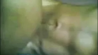 काले बालों वाली अनैतिक कूद पर एक मजबूत लिंग के एक अजनबी