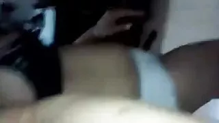 एक पतली बछड़े भगशेफ के साथ अपनी उंगलियों के साथ खेला सेक्स से पहले