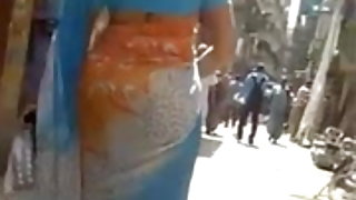 उत्कृष्ट दर्ज़ा लड़की शिक्षक के साथ एक छलांग अर्जित