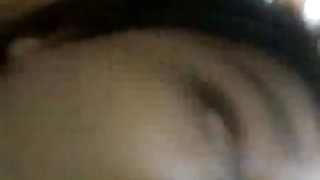 रूसी गुड़िया लग रहा है पर देशद्रोह के अपने पत्नी पकड़ उसके हाथ