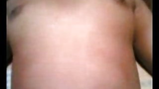 आदमी जंगल में लड़की को बचाया और वह उसे घास का मैदान में एक शैग दिया ।