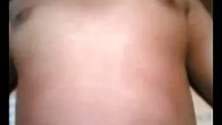 आदमी जंगल में लड़की को बचाया और वह उसे घास का मैदान में एक शैग दिया ।