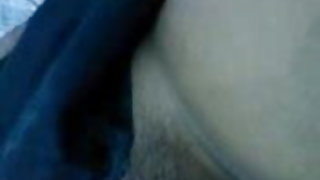 पड़ोसी के यार्ड में लड़की को आमंत्रित किया और मेज पर उसे पोपू खींच लिया