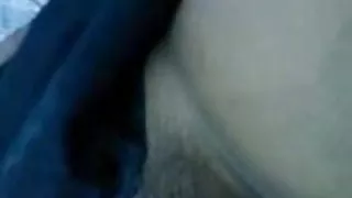 पड़ोसी के यार्ड में लड़की को आमंत्रित किया और मेज पर उसे पोपू खींच लिया