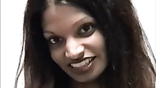 गुड़िया में के नेट कामुक पोशाक आनंद मिलता है एक विशाल सदस्य