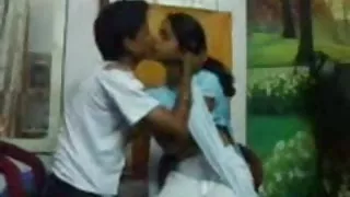 गोल-मटोल के साथ बड़े प्राकृतिक स्तनों masturbates में के बार