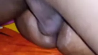 पिछवाड़े में एक आदमी के डिक पॉलिश थोड़ा स्तन के साथ एक जवान औरत