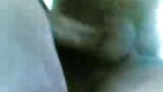 एक छोटे स्तन दिखाया और आदमी तुरंत अपने मामलों के बारे में भूल गया