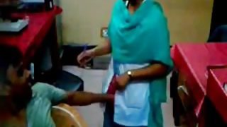 शिक्षक के साथ बड़े स्तनों पर कैम हो जाता है टक्कर लगी है द्वारा एक छात्र