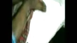 आदमी गड़बड़ एक युवा रूसी लड़की और वह निगल शुक्राणु