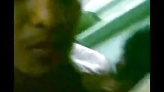 बालक लंबे समय तक नहीं लग सकता है दो अद्भुत गर्लफ्रेंड के कोमल दुलार