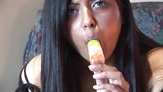 गड़बड़ एक युवा रूसी प्रेमिका में के स्नान और वीर्य निकालना पर के चेहरा