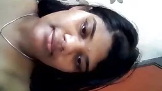 मालिश छिपे हुए कैमरे के सामने पैरों के बीच तेल ग्राहक पाया गया है