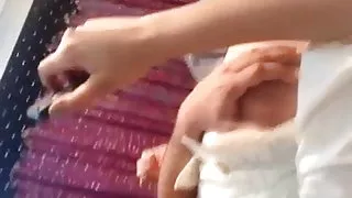 सेक्सी काले बाल वाली में उज्ज्वल क्रिमसन होजरी में प्रस्तुत पर के सोफे