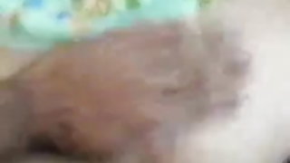 दो लोग और एक फ्लैट-छाती रूसी बेब मंचन एक गर्म तीन प्रतिभागियों का सम्भोग