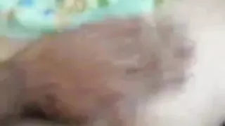 दो लोग और एक फ्लैट-छाती रूसी बेब मंचन एक गर्म तीन प्रतिभागियों का सम्भोग