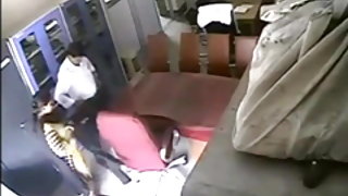 डिनर पर जाने की बजाय बॉयफ्रेंड सोफे पर एक सेक्सी गर्लफ्रेंड को धक्का दे रहा था ।