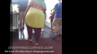 एक पिक ट्रक के साथ एक अंतरंग साहसिक में सुंदर लड़की